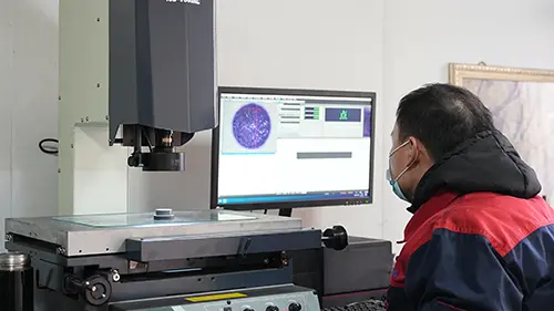 పదునైన దృష్టి మరియు ఖచ్చితమైన మార్గదర్శకత్వంతో, మేము అచ్చుల కోసం నాణ్యమైన రక్షణ రేఖను దృఢంగా ఏర్పాటు చేస్తాము.